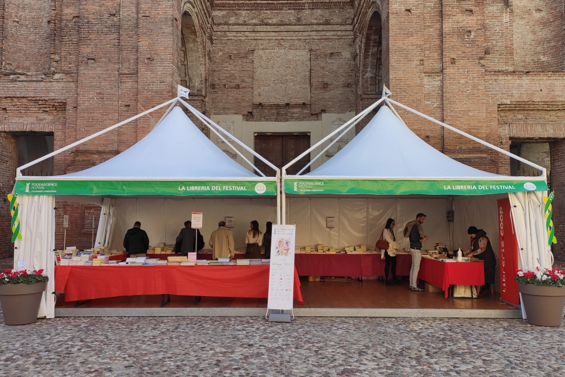 la libreria del Festival in piazza Alberti