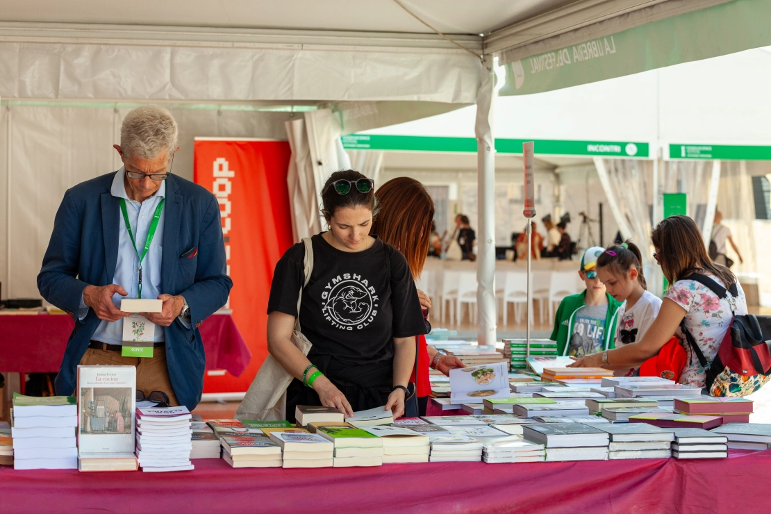 due persone all'interno della libreria del Festival
