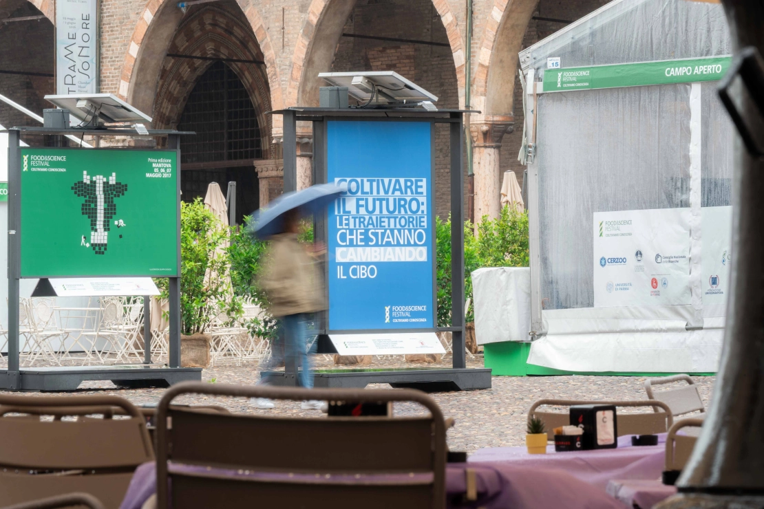 veduta di piazza Sordello allestita per il Festival sotto la pioggia