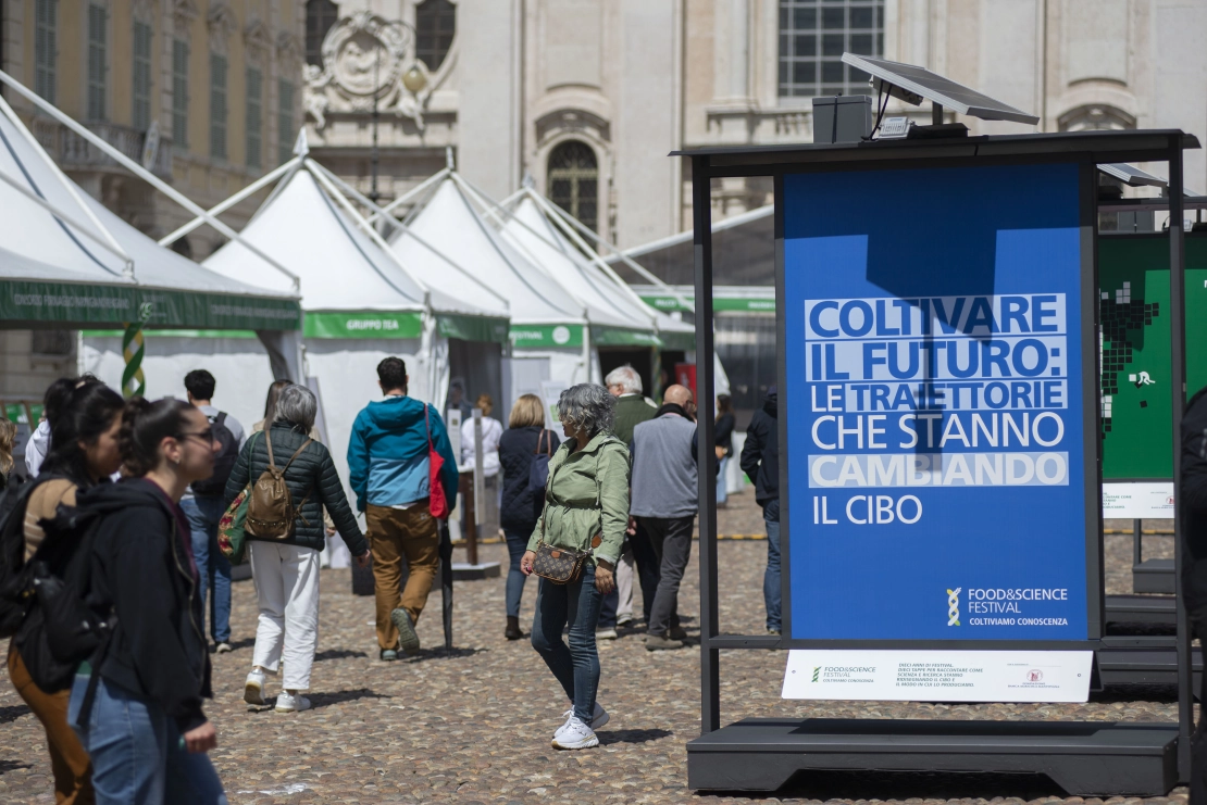 veduta delle strutture e della mostra interattiva in piazza Sordello