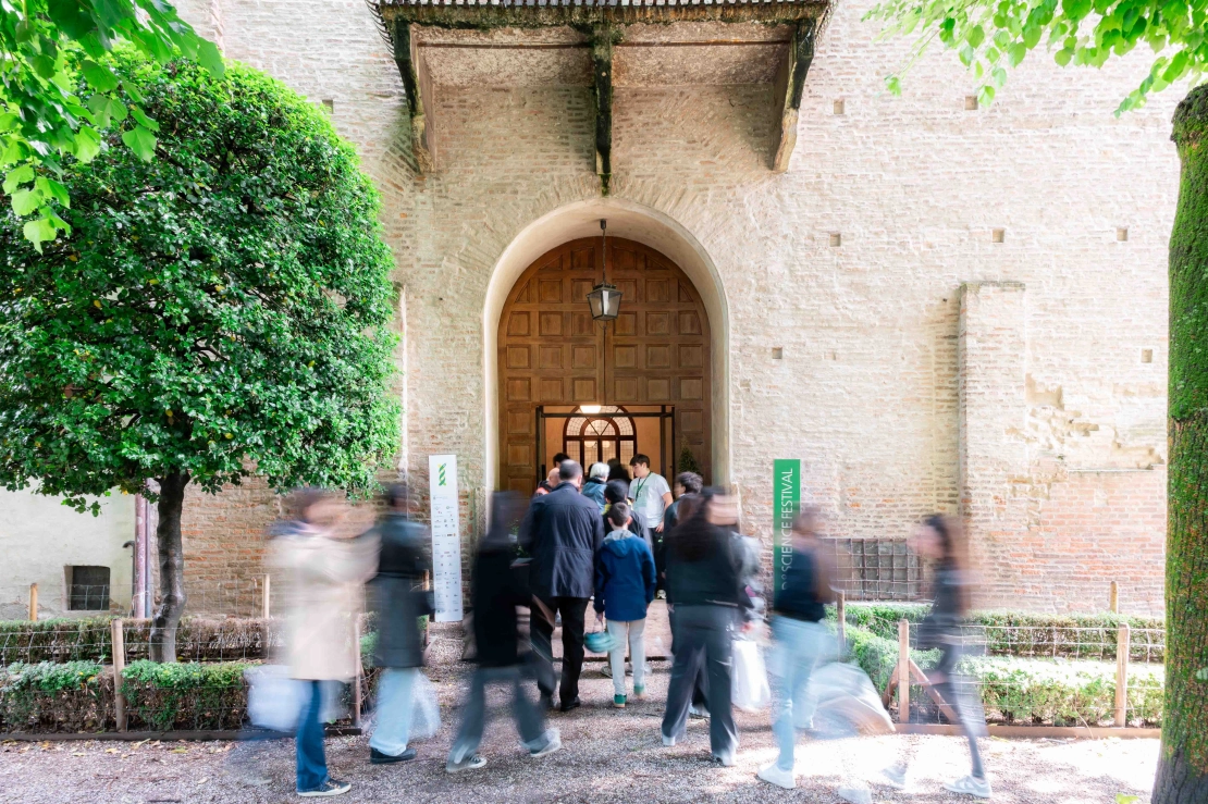 ingresso del pubblico ad una conferenza del Festival a Palazzo Ducale