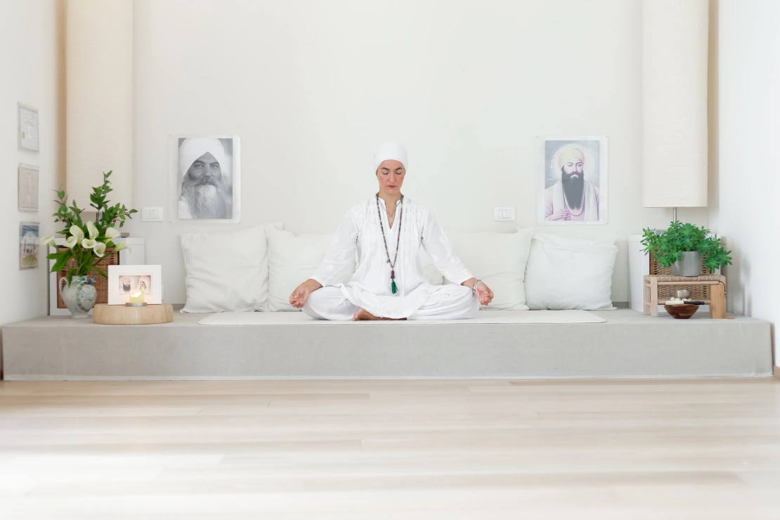 Silvia durante un corso di kundalini yoga